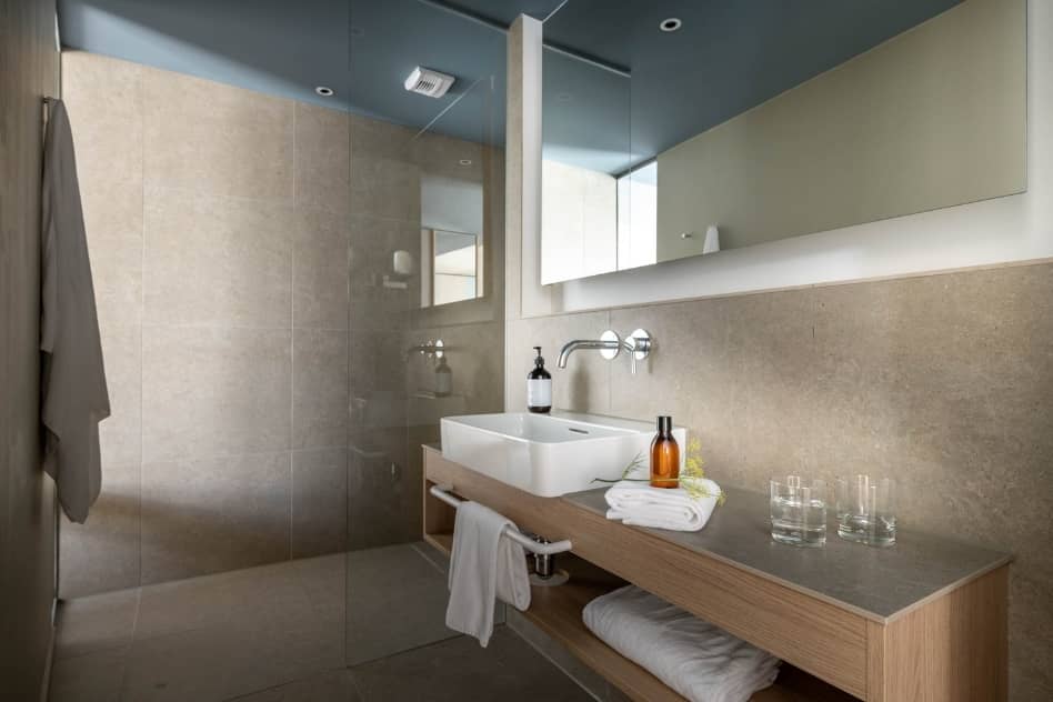 Zimmer Deluxe mit Bad Urlaub im Hotel Maier in Friedrichshafen verbringen  Bodensee Urlaub Zimmer Deluxe Bad Dusche Hotel Maier Friedrichshafen