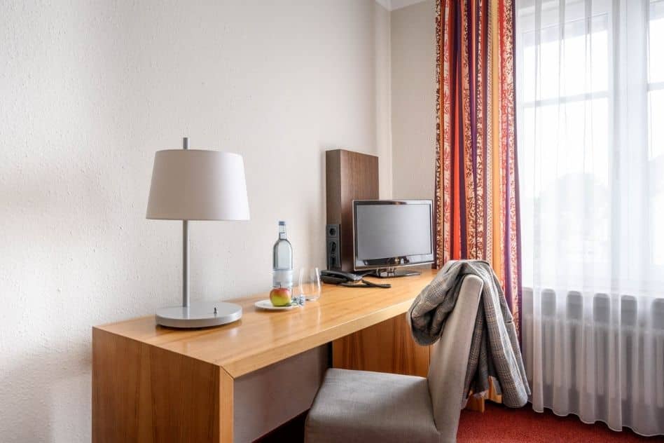 Schreibtisch im Einzelzimmer Schreibtisch Einzelzimmer Tisch Hotel Fischbach Lampe