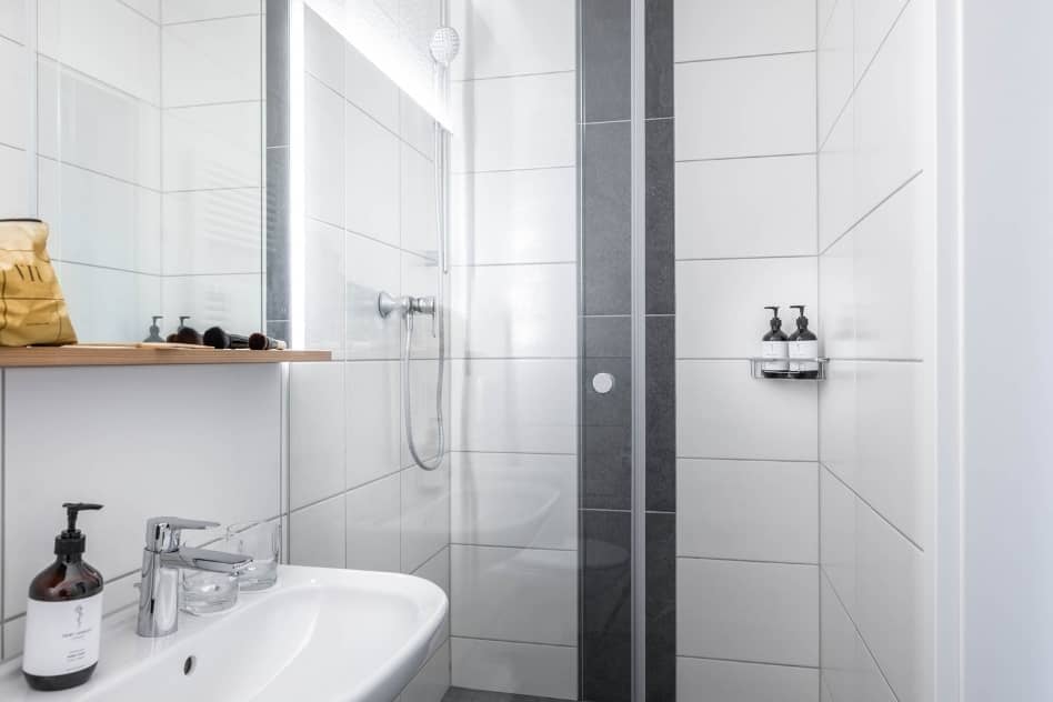 Dusche in der FeWo Nest im Hotel Friedrichshafen Dusche Bad FeWo Nest Hotel Fischbach