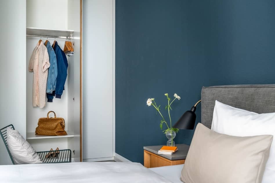 Kleiderschrank in der Stube Kleiderschrank Stube FeWo Hotel Fischbach