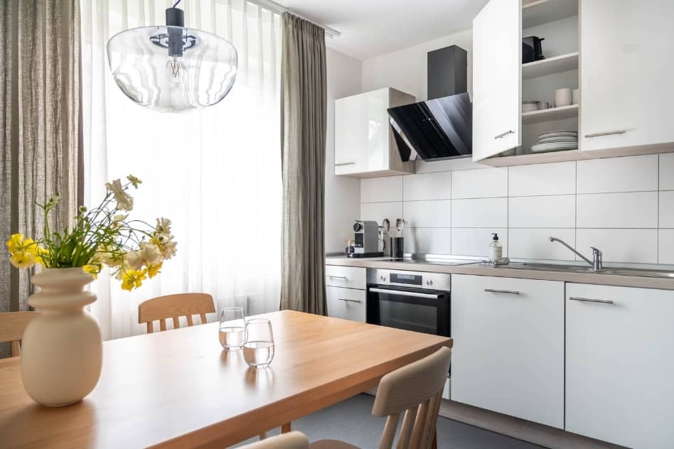 Wohnküche in der FeWo Stube Wohnküche Apartement FeWo Esstisch Hotel Fischbach