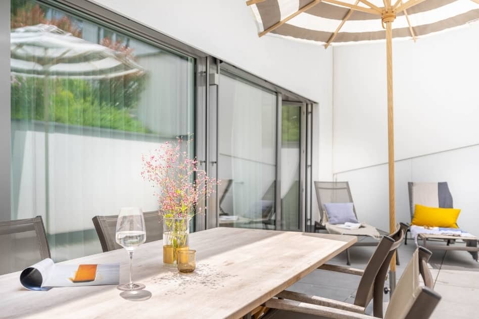 Suite und Terrasse mit Tisch   Hotel Maier Suite Grosse Terrasse Tisch Bodensee Urlaub