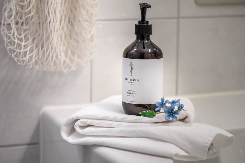 kleines Doppelzimmer Badezimmer Handseife und Deko Hotel Friedrichshafen kleines Doppelzimmer Bodensee Badezimmer Handseife Bluete