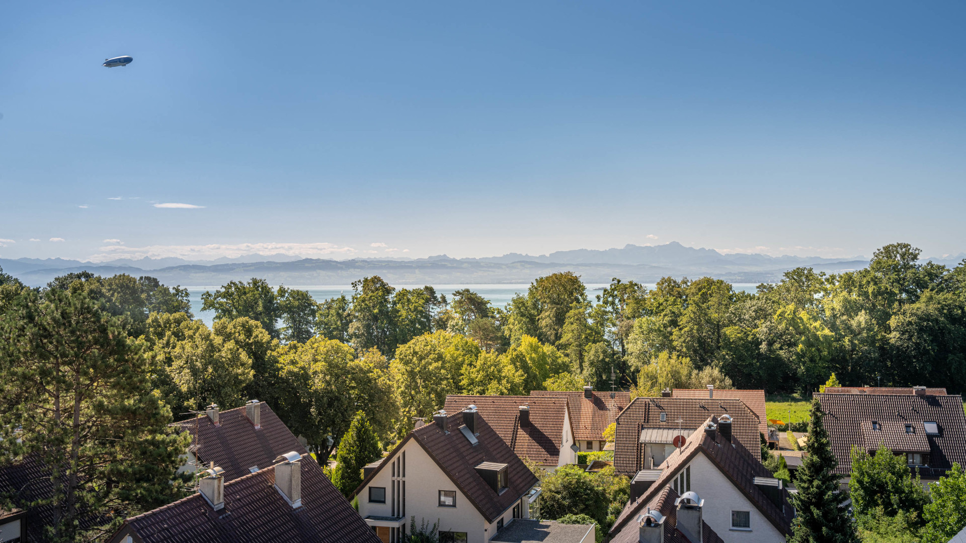 Außenbereich des Hotel Maier am Bodensee  Hotel Fischbach Außenansicht Zeppelin