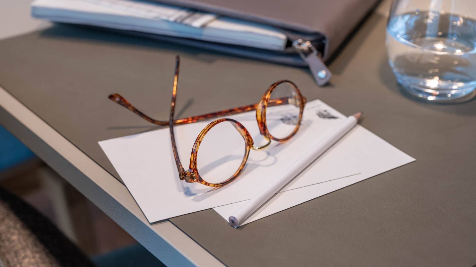 Hotel Maier Tagungen Konferenzraum Friedrichshafen  Hotel Maier Tagungen Konferenzraum-Close-Up-Brille